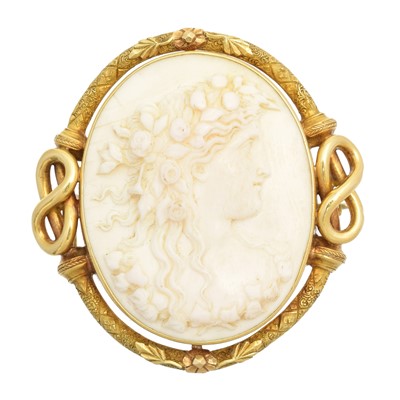 Lot 57 - A shell cameo brooch