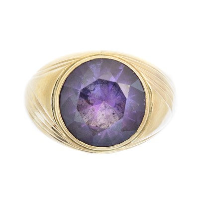 Lot 229 - A synthetic colour change sapphire dress ring