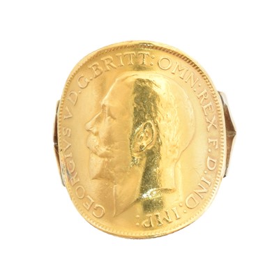 Lot 170 - A George V sovereign ring