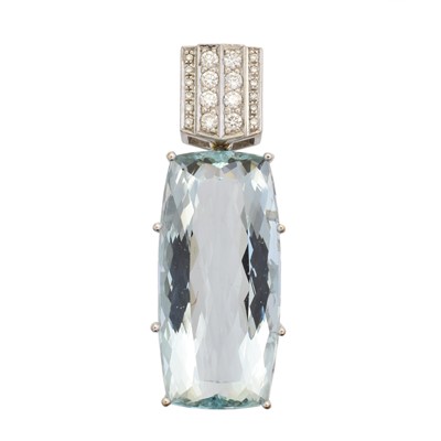 Lot 96 - An 18ct gold aquamarine and diamond pendant