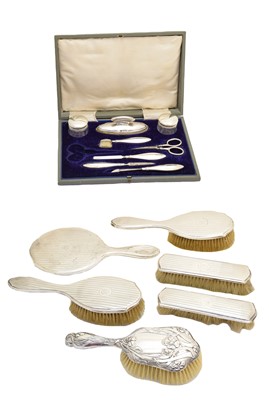 Lot 172 - A selection of silver