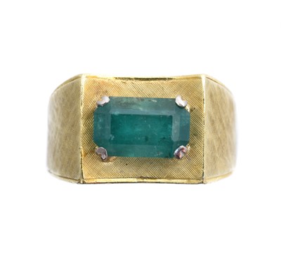 Lot 97 - An emerald single stone ring