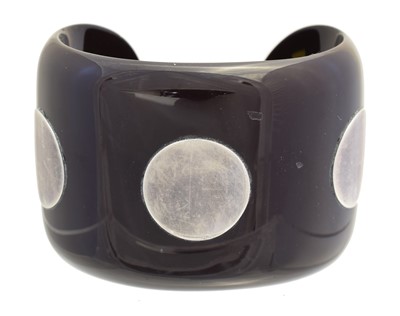 Lot 150 - A Hermès horn and silver cuff PM bangle