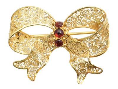 Lot 23 - A garnet bow brooch