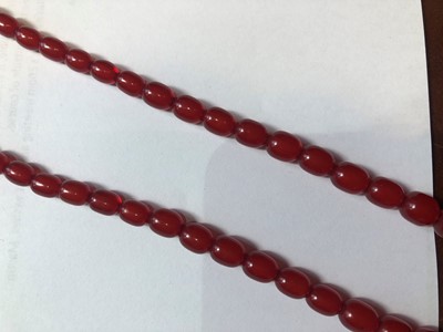 Lot 68 - A selection of bakelite beads