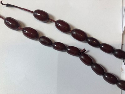 Lot 68 - A selection of bakelite beads