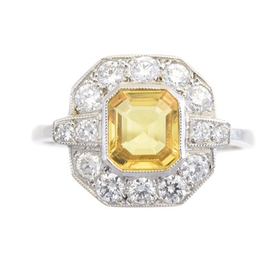 Lot 87 - A sapphire and diamond cluster ring