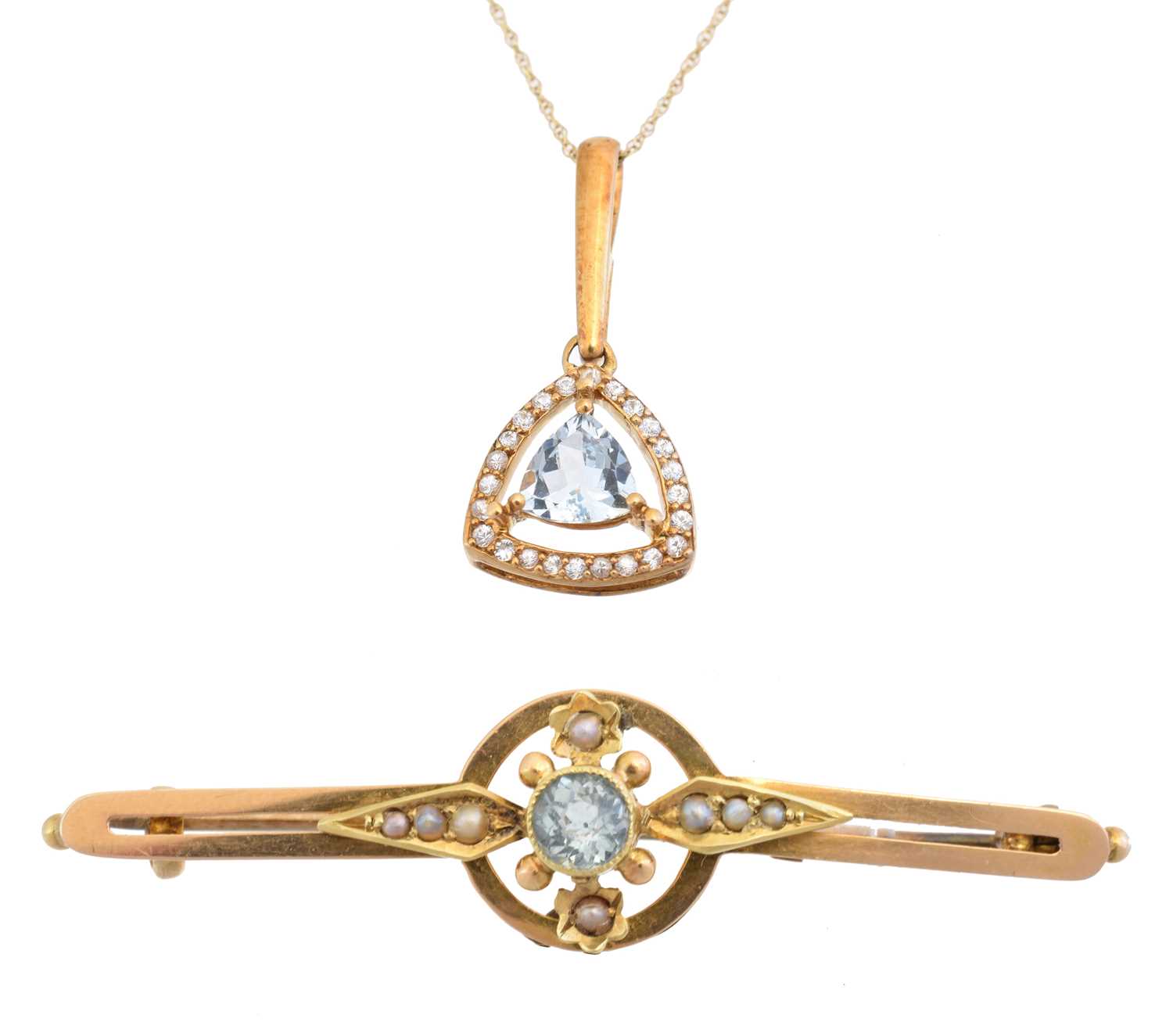 Lot 39 - An early 20th century aquamarine and split pearl brooch