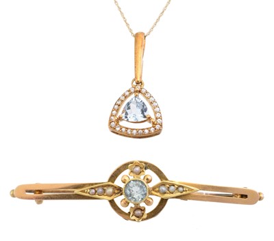 Lot 39 - An early 20th century aquamarine and split pearl brooch