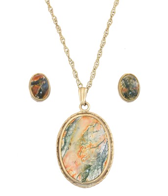 Lot 25 - A 9ct gold moss agate pendant
