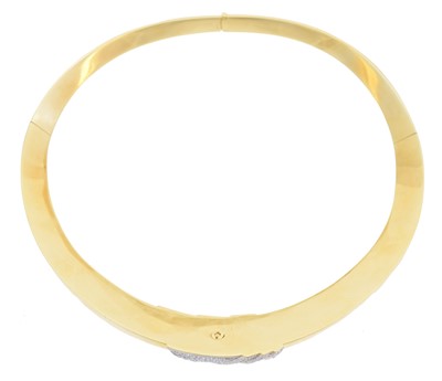 Lot 66 - A diamond collar necklace