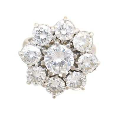 Lot 104 - An 18ct gold diamond cluster ring