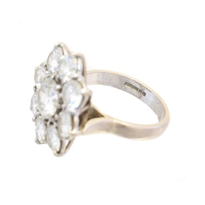 Lot 104 - An 18ct gold diamond cluster ring