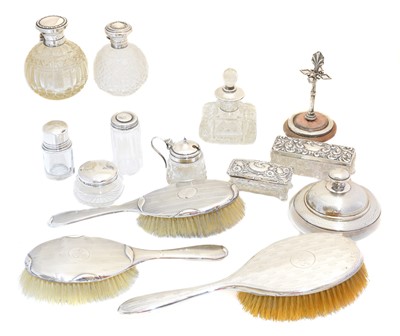 Lot 91 - A selection of silver
