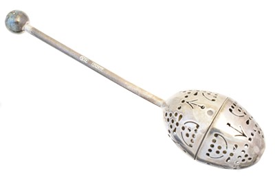 Lot 124 - An Edward VII silver tea infuser