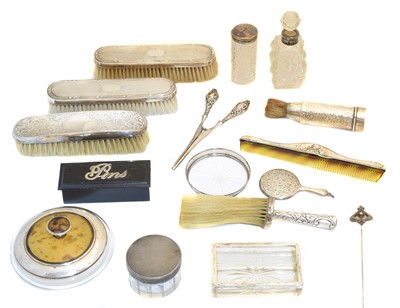 Lot 98 - A selection of silver