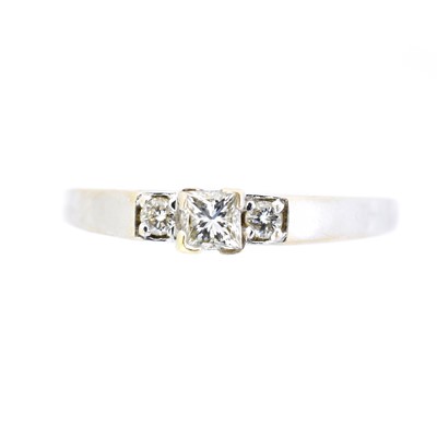 Lot 18 - A diamond three stone ring