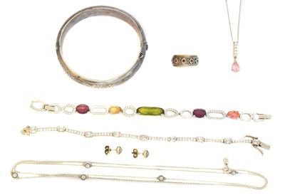 Lot 40 - A selection of silver jewellery