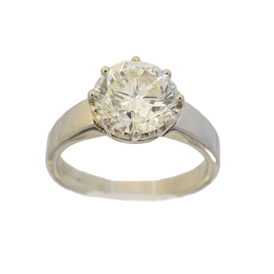 Lot 99 - A platinum diamond single stone ring