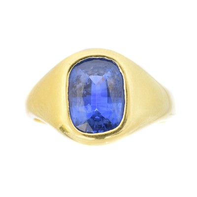 Lot 112 - An 18ct gold sapphire single stone ring