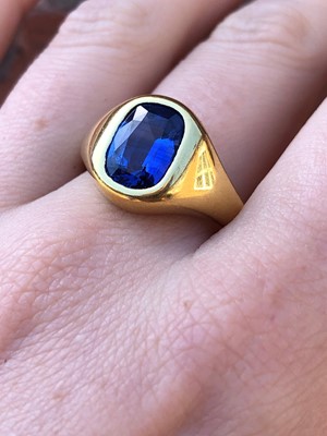 Lot 112 - An 18ct gold sapphire single stone ring