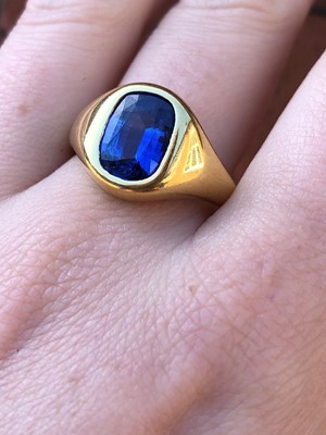 Lot 112 - An 18ct gold sapphire single stone ring