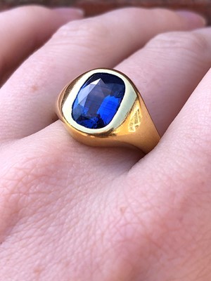 Lot 112 - An 18ct gold sapphire single stone ring