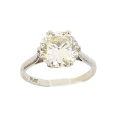 Lot 73 - A diamond single stone ring