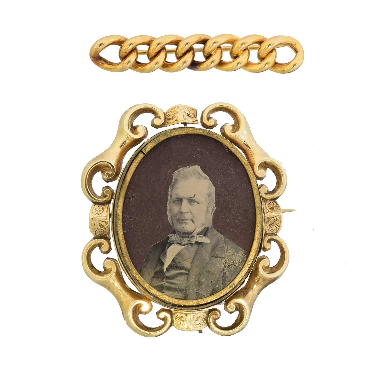 Lot 22 - Two brooches