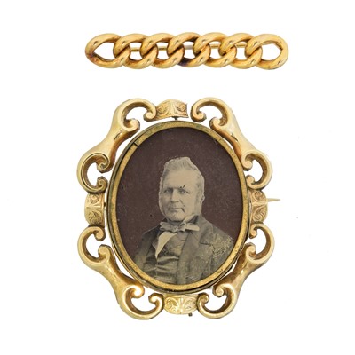 Lot 22 - Two brooches