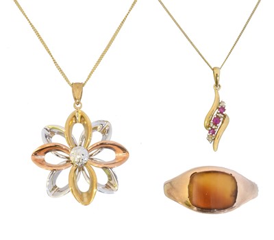 Lot 9 - A selection of 9ct gold jewellery