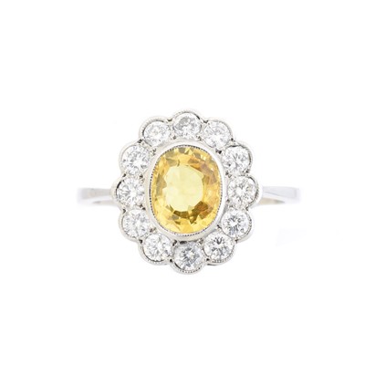 Lot 87 - A sapphire and diamond cluster ring