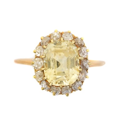 Lot 86 - A sapphire and diamond cluster ring