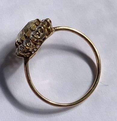 Lot 86 - A sapphire and diamond cluster ring