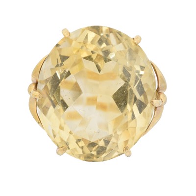 Lot 84 - A citrine dress ring
