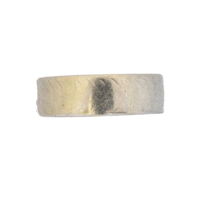 Lot 26 - An 18ct gold band ring