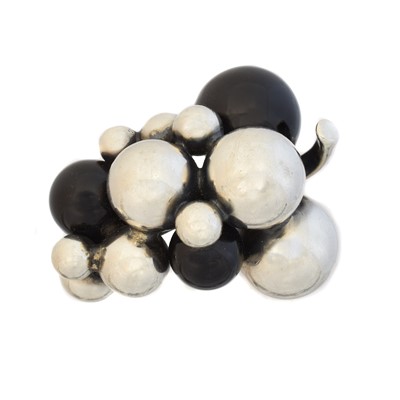 Lot 102 - A Georg Jensen Moonlight Grapes ring