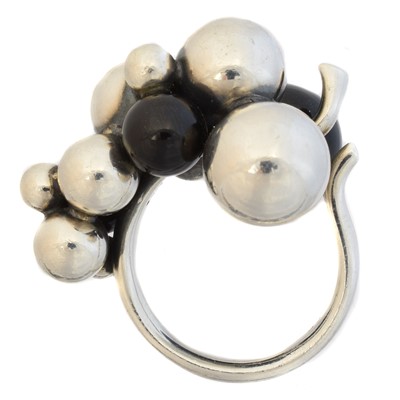 Lot 102 - A Georg Jensen Moonlight Grapes ring