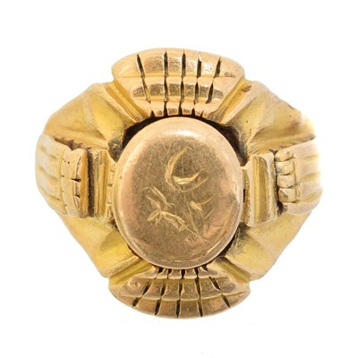 Lot 70 - A ring