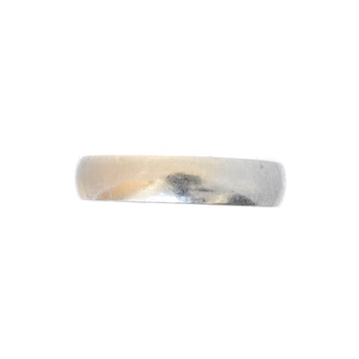 Lot 39 - A platinum band ring