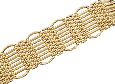 Lot 21 - A 9ct gold bracelet
