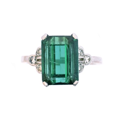Lot 127 - A tourmaline and diamond dress ring