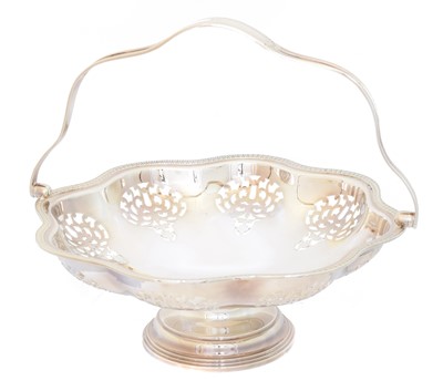 Lot 174 - A George V silver basket