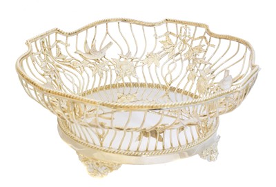Lot 182 - An Edward VII silver centrepiece