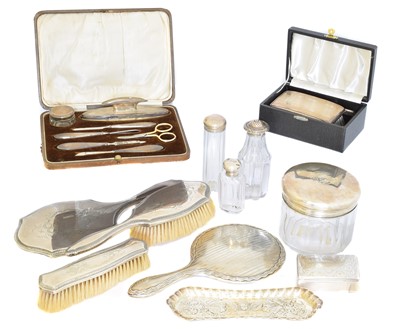 Lot 190 - A large selection of silver