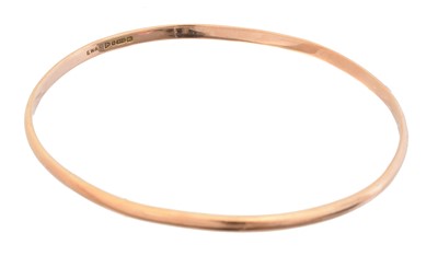Lot 20 - A 1920s 9ct gold bangle
