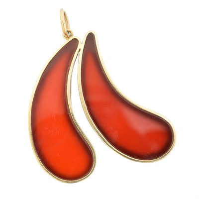 Lot 65 - A 1970s 9ct gold carnelian pendant