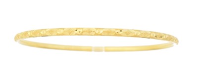 Lot 32 - A bangle