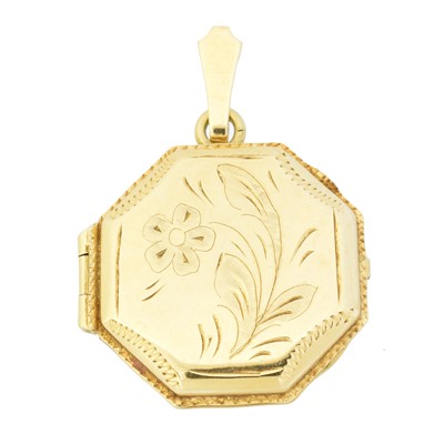 Lot 29 - An 18ct gold hinged locket