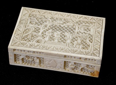 Lot 295 - Chinese carved ivory box